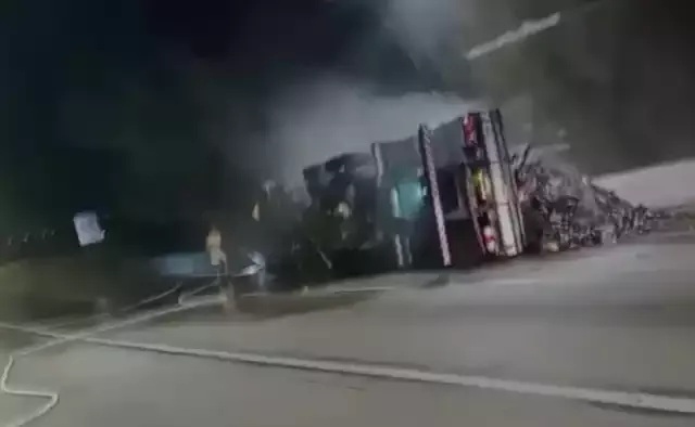 Rolê Sinistro na Régis Bittencourt em Miracatu! Carreta Tomba e Pega Fogo, Mano!