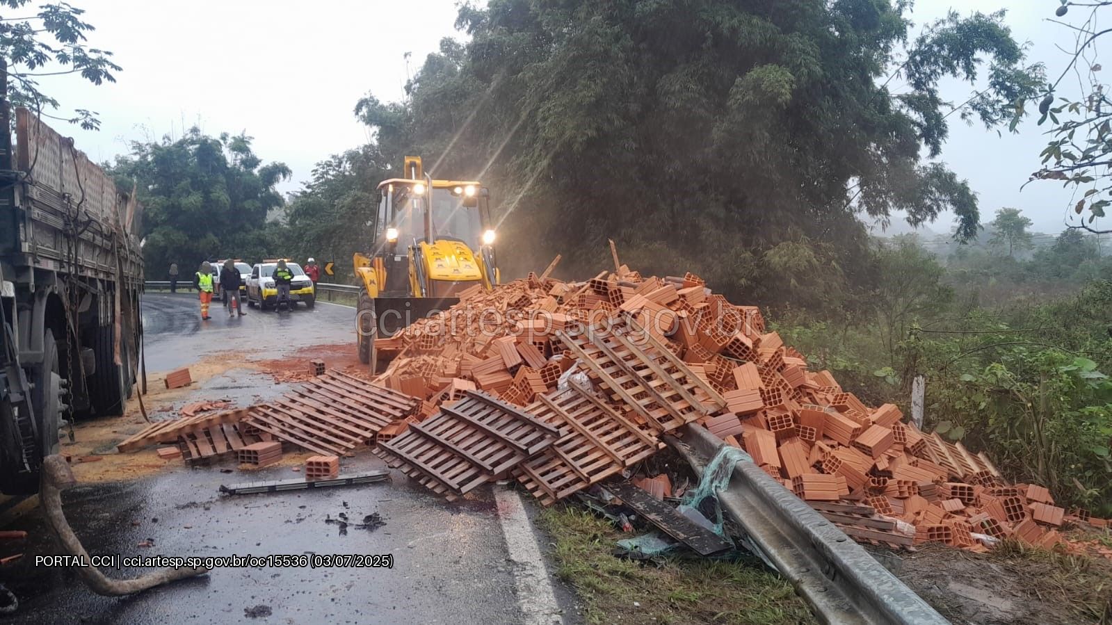 Caminhão Tômbado na SP-079 em Juquiá Bota a Quebrada em Alerta!